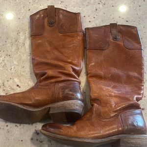 Frye boots in good used condition. They are size 5.5 women.